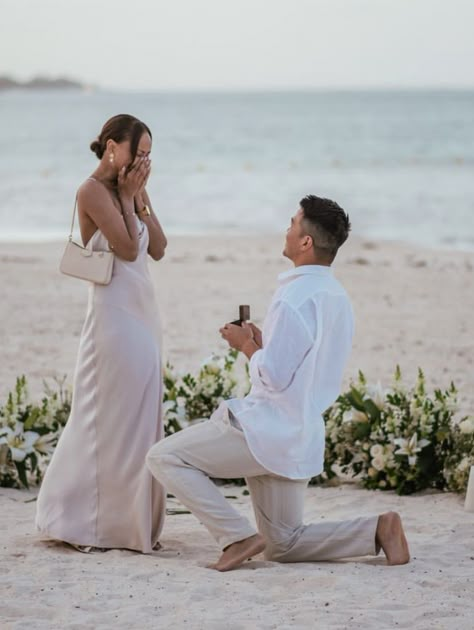 Simple Beach Proposal Ideas, Simple Engagement Proposal Ideas, Emotional Proposal, Proposal Ideas Beach, Wedding Proposal Ideas Engagement, Surprise Proposal Pictures, Proposal Day, Cute Proposal Ideas, Proposal Ideas Engagement