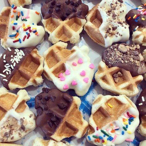 Mini Waffle Cookies, Chocolate Dipped Waffles, Chocolate Covered Waffles, Mini Waffle Dessert Ideas, Dessert Waffle Bar, Waffle Snack Ideas, Mini Waffles Ideas, Waffle Cookies Decorated, Waffle Popsicle