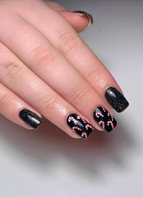 Black Christmas Nail Art, Christmas Nail Black, Christmas Nails Black And Red, Black And Red Christmas Nails, Black Xmas Nails, Black Christmas Nail Designs, Christmas Nails Black, Dec Nails, Black Christmas Nails