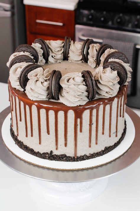 photo of oreo cake decorated with whole oreos and buttercream swirls Chocolate Cake Oreo, Oreo Drip Cake, Cake Flavor Ideas, Oreo Cakes, Drip Cake Recipes, Oreo Frosting, Cake Oreo, Oreo Buttercream, Dark Chocolate Cake