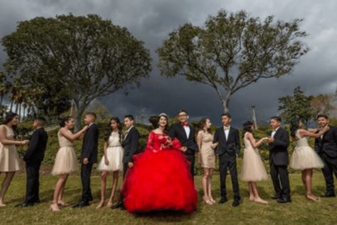 ¿Qué es una corte de honor de Quince años? Quinceanera Court Pictures, Chambelanes Outfits Quinceanera, Red Quince Theme, Quince Court, Quinceanera Court, Red Quinceanera Ideas, Court Pictures, Quince Pictures, Sweet 16 Pictures