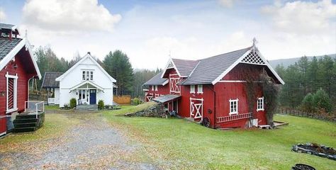 Typical Norwegian Farm Colors Nordic Exterior, Norwegian Farmhouse, Nordic Farmhouse, Norwegian Winter, Norwegian Home, Norwegian House, Color Photo, Shades Of White, Family House