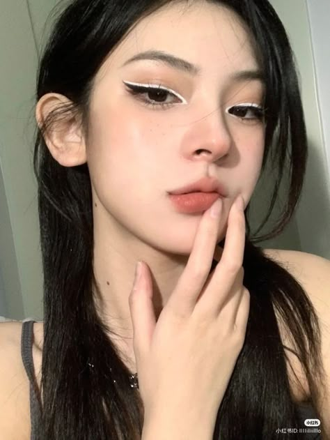 White Eyeliner Makeup, Makeup Asia, Makeup Ulzzang, Maquillage On Fleek, Doll Eye Makeup, Korean Eye Makeup, Ulzzang Makeup, White Eyeliner, Ethereal Makeup