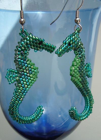 Seahorse Earrings, Motifs Perler, Seed Bead Patterns, Beaded Crafts, Seahorses, Beaded Animals, Beading Projects, Beaded Jewelry Patterns, Beaded Ornaments