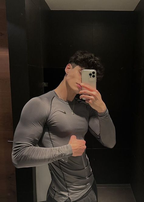 Guys In Compression Shirts, Men In Compression Shirts, Compression Shirt Men Aesthetic, Gym Compression Shirt, Black Gym Outfit, Sam Sulek, Muscular Men Fashion, Black Mask Aesthetic, Compression Shirt Men