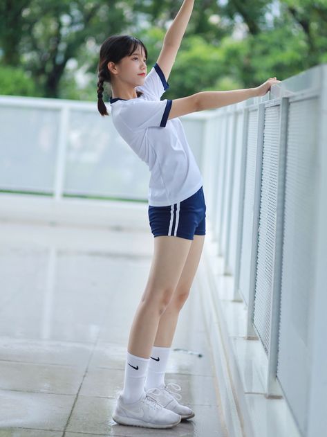 Korean Badminton Outfit, School Gym Uniform Aesthetic, Japan Gym Uniform, Japanese Sport Uniform, Pe Uniform School Korean, Pe Uniform Aesthetic, Gym Uniform School, Gym Outfit School, Japanese Gym Uniform