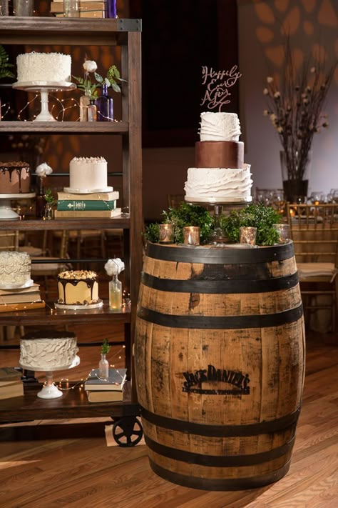 Barrel Wedding Cake, Wine Barrel Cake, Desserts Photos, Wine Barrel Wedding, Vintage Pasta, Whiskey Barrel Wedding, Whiskey Wedding, Barrel Cake, Barrel Wedding