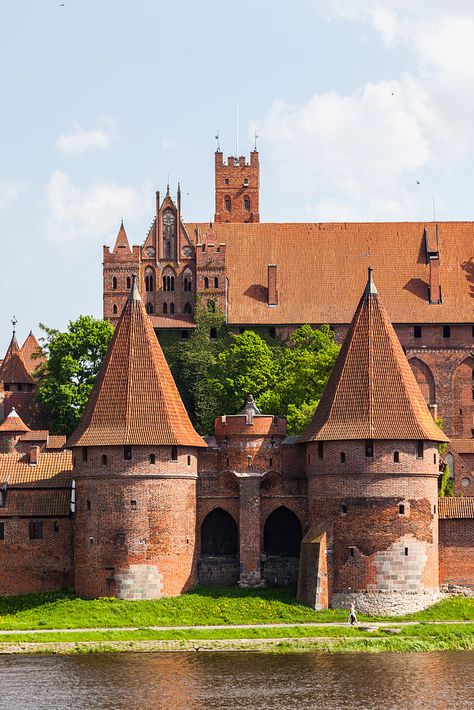 Malbork Castle, Poland Marienburg Castle, Malbork Castle, Witches Castle, Castles To Visit, Visit Poland, Brick Art, Romanesque Architecture, History Images, Castle Designs