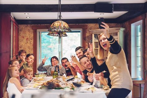 21 Things to Do to Host Lots of Family without Breaking a Sweat Thanksgiving Captions, Caption Untuk Instagram, Thanksgiving Pictures, Thanksgiving Dinner Table, Thanksgiving Family, Family Thanksgiving, Family Dynamics, Thanksgiving Activities, Family Bonding