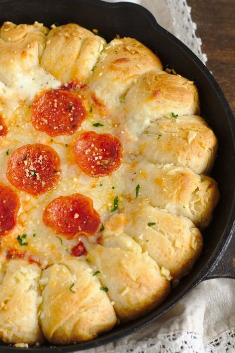 Garlic Bread Pizza Dip, Pretzel Beer Cheese Dip, Pizza Dip Recipes, Pepperoni Pizza Dip, Pull Apart Garlic Bread, Garlic Bread Pizza, Garlic Pizza, Pizza Dip, Cheesy Dip