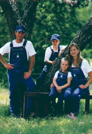 family picture in overalls Family Overall Photoshoot, Overall Family Pictures, Overalls Family Photos, Family Photo Shoot Ideas, Summer Family Pictures, Overalls Fashion, Family Photo Shoot, Photo Shoot Ideas, Family Pic