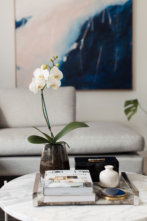 Orchid Decor, Style Curator, Coffee Table Decor Living Room, Tuesday Tips, Staging Ideas, 2018 Style, Bachelorette Pad, Tafel Decor, Table Decor Living Room