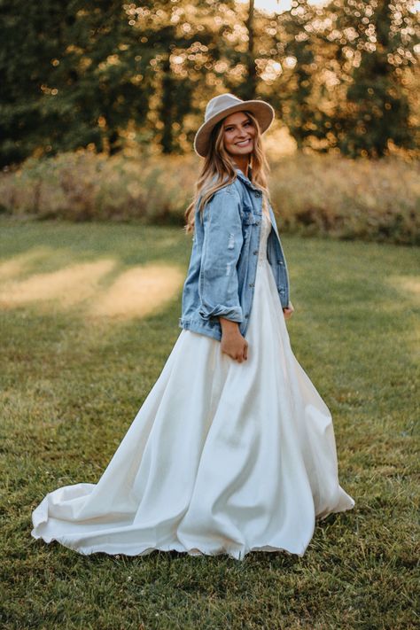 Jean Jacket Over Wedding Dress, Wedding Dress With Denim Jacket, Wedding Dress And Jean Jacket, Jean Jacket Wedding Dress, Wedding Dress Jean Jacket, Wedding Dress With Jean Jacket, Boho Wedding Jacket, Weddind Dress, Summer Fall Wedding