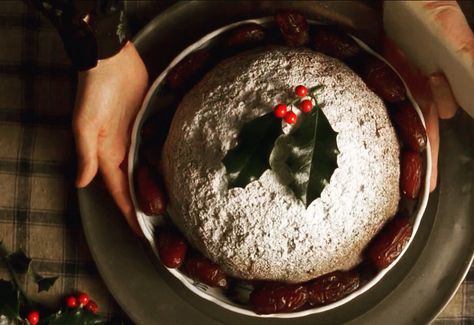 Meg March's beautifully decorated Christmas cake (from 1994's 'Little Women) Great Christmas Movies, Dark Christmas, Cottage Christmas, Holiday Feast, Christmas Menu, Little Women, Old Fashioned Christmas, Victorian Christmas, Food 52