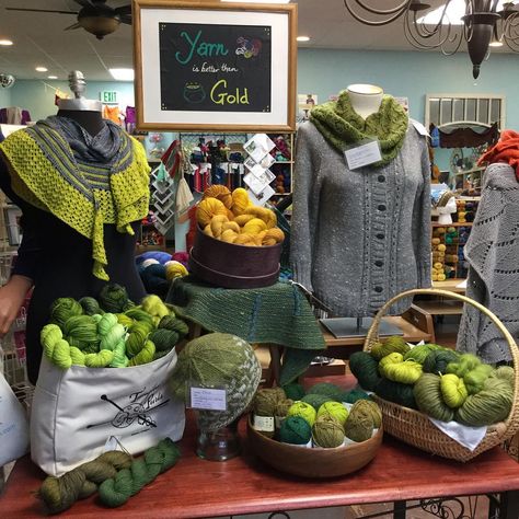 Genius display by Tangled Purls Shop Interior Design Clothes, Yarn Display, Diy Chalkboard Sign, Farmers Market Display, Craft Show Booths, Design Studio Workspace, Store Window Displays, Boutique Display, Craft Fair Displays