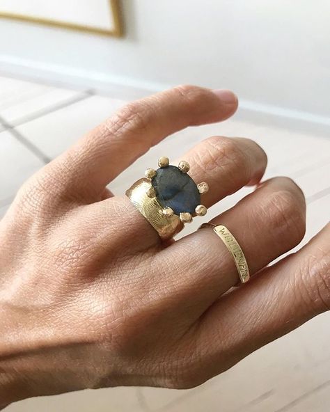 Jane Pope Jewelry, How To Wear Jewelry, Statement Gold Ring, Minimal Gold Jewelry, Jewelry Nails, Modern Rings, Nails Grunge, Fine Jewelry Rings, Flamboyant Gamine