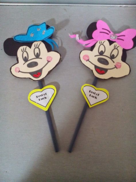 Art ,Craft ideas and bulletin boards for elementary schools: Take away gifts | Minnie & Mickey mouse Bulletin Boards For Elementary, Mickey Mouse Crafts, Mickey Mouse Gifts, Creative Ideas For Kids, Games For Kids Classroom, Season Decorations, Elephant Crafts, Mouse Crafts, Ideas For Kindergarten