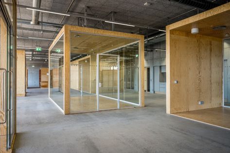 Pod Architecture, Workspace Architecture, Warehouse Office Design, Concrete Loft, Industrial Windows, Wood Interior Design, School Of Architecture, Office Layout, Scandi Design