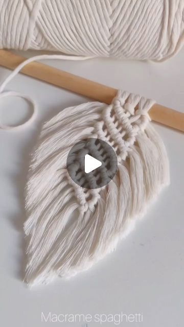 How To Make Macrame Feathers, Macrame Leaves Tutorial, Macrame Feather Diy, Macrame Leaf Tutorial, Macrame Pillow Cover Diy, Feather Macrame, Fall Centerpieces Diy, Home Crochet, Macrame Inspiration