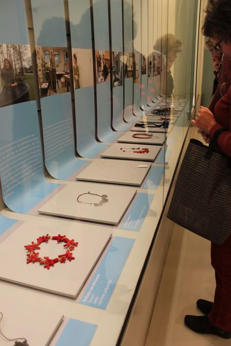 Nice display idea with single sheet of paper | Klimt02: Chain Reactions jewelry show in the Netherlands Exhibition Display Design, Sogetsu Ikebana, Museum Exhibition Design, Jewellery Exhibition, Museum Displays, Common Thread, Exhibition Display, Exhibition Booth, Environmental Design