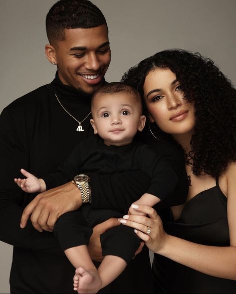 Holiday Photoshoot Family Poses, Black Family Of 4 Picture Poses, Infant Family Photoshoot Ideas, 3 Person Family Photoshoot Poses, Family Birthday Photoshoot Ideas, Thanksgiving Pictures Family, Grandma And Grandson Photoshoot, Couples Family Photos, Thanksgiving Family Photoshoot