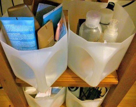 Instead of throwing out your old plastic containers, reuse them in your home decor! Here are 15 inspirations to get you started! You're welcome ;) #diy #diyhomedecor #upcycle #recycle #plastic Plastic Drawer Makeover, Diy Storage Containers, Home Decor Ideas Kitchen, Upcycle Storage, Upcycle Plastic, Decor Ideas Kitchen, Plastic Canisters, Diy Storage Boxes, Recycling Containers