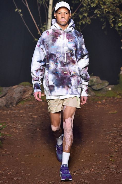 Kith | Ready-to-Wear - Spring 2019 | Look 14 Kith Women, Ronnie Fieg, Tie Dye Fashion, How To Tie Dye, Tie Dye Diy, Dye Hoodie, Boys Graphic Tee, Tie Dye Hoodie, Tie Dye T Shirts