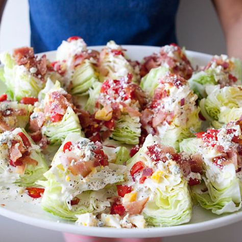 Mini Wedge Salad, Wedge Salads, Wedge Salad Recipes, Salad Kale, Wedge Salad, Lettuce Salad, Snacks Für Party, Salad Bar, Appetizers For Party