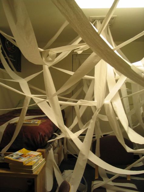 Hahaha Funny Birthday Pranks, Senior Year Pranks, High School Pranks, Birthday Pranks, Christmas Pranks, Prank Ideas, School Pranks, Christmas Eve Party, Office Pranks