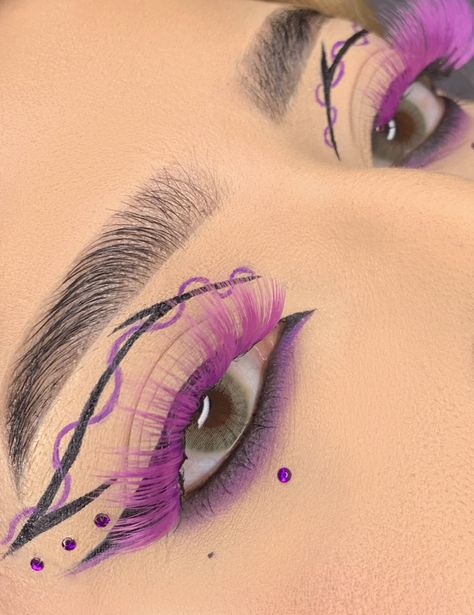 Creative Eyeliner Looks, Crazy Eye Makeup, Makeup Drawing, Purple Eye Makeup, Cute Eye Makeup, Graphic Makeup, Work Makeup, Eye Makeup Pictures, Eye Makeup Steps