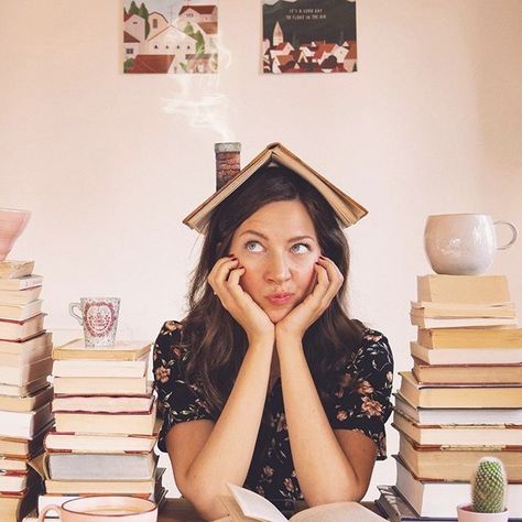 Portrait With Books, Aesthetic Self Portrait, Library Photo Shoot, Creative Self Portraits, Photographer Video, Photography Ideas At Home, Book Photography Instagram, Teacher Photo, Photo Hacks