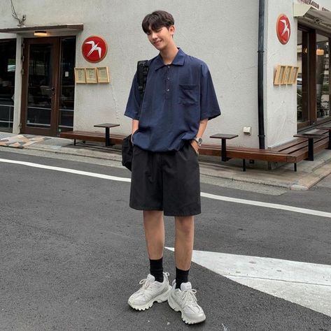 Korean Outfits Men, College Outfits Men, Button Collar Shirt, Fashion Men Casual, Polo Shirt Outfits, Polo Outfit, Shirt Outfit Men, Minimalist Fashion Men, Casual College Outfits