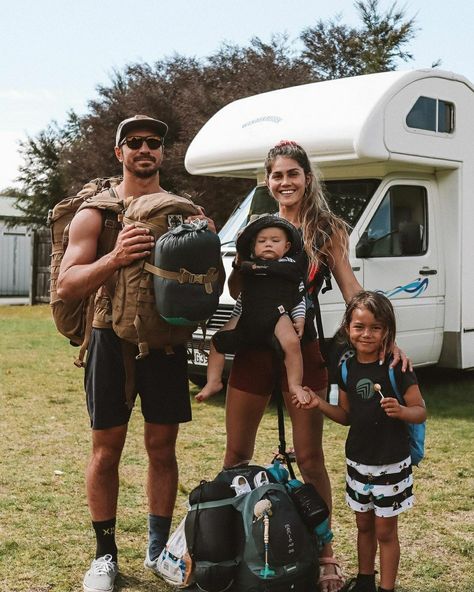 Family Roadtrip Photography, Camping Gear Essential, Large Family Dinner Aesthetic, Dream Life Aesthetic Family Travel, Granola Family Aesthetic, Family Camping Aesthetic, Granola Family, Premade Camping Meals, Kids Camping Activities