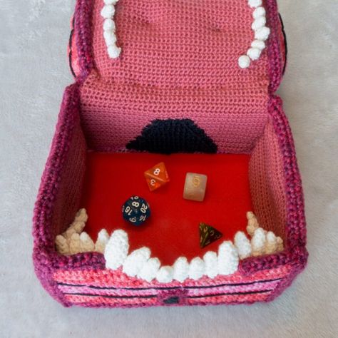 Crochet Mimic Pattern Free, Dnd Dice Pouch Crochet, Dungeons And Dragons Knitting Patterns, Dnd Dice Crochet, Mimic Crochet Pattern, Crochet Dnd Pattern, Crochet Treasure Chest, Dungeons And Dragons Crochet Patterns, Crochet Dice Tray