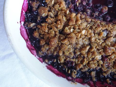 Easy Blueberry Crumble Blueberry Oatmeal Crisp, Easy Blueberry Crumble, Peach Blueberry Crisp, Blueberry Crumble Recipes, Apple And Berry Crumble, Blueberry Crisp Recipe, Gooseberry Patch Cookbooks, Blackberry Crisp, Oatmeal Crisp