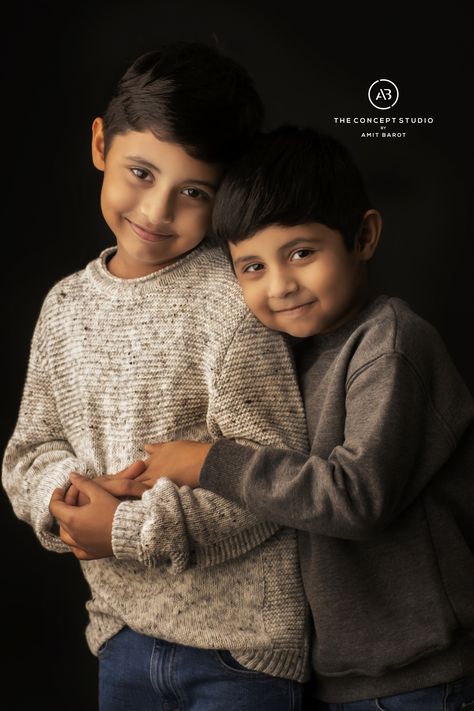 Brothers Poses Photography, Brothers Picture Ideas, Brothers Poses, Brother Photography Poses, Brothers Photo Shoot, Brother Photoshoot, Brothers Photoshoot, Siblings Poses, Kids Portrait Studio