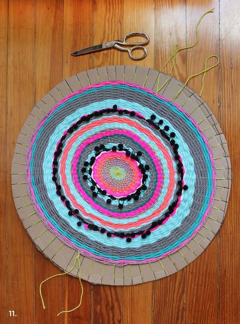 An other example of circular weaving with a cardboard / Un autre exemple de tissage circulaire sur carton Circular Weaving, Diy Carpet, Weaving Projects, Diy Rug, Loom Weaving, Rag Rug, Loom Knitting, Diy Crafts To Sell, Weaving Techniques