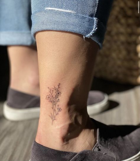 Small Tattoo On Ankle For Women, Ankle Tattoo Floral, Fine Line Ankle Tattoo, Floral Ankle Tattoo, Tattoo Wade, Flower Ankle Tattoo, Floral Foot Tattoo, Calf Tattoos For Women, Minimalistic Tattoo Ideas