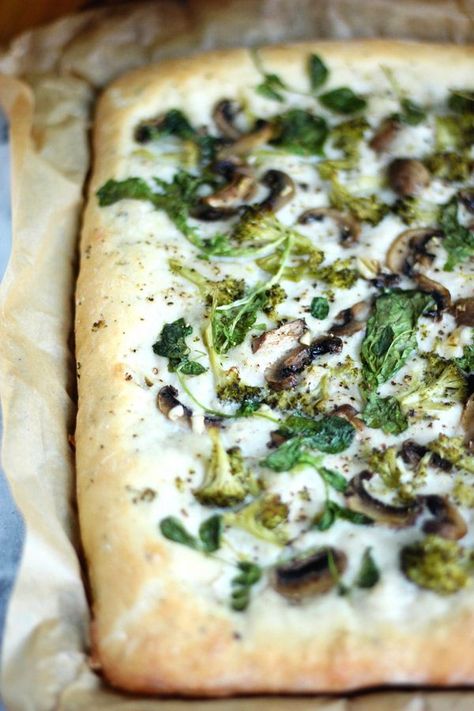 Plant Based Pizza Crust, Plant Based Pizza Recipe, Vegan Flatbread Pizza, Veggie Flatbread Pizza, Vegan Flatbread, Plant Based Pizza, Veggie Pizza Recipe, Clean Eating Vegetarian Recipes, Vegan Pizza Recipe