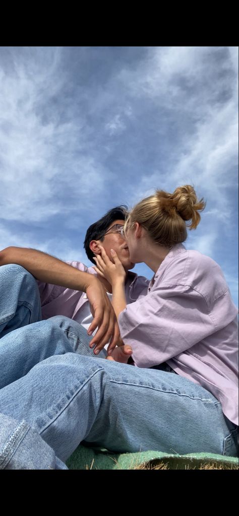 Couple Picture Picnic, Couple Photo Picnic, Couple Picnic Poses, Picnic With Boyfriend, Picnic Date Ideas Boyfriends, Picnic Pictures, Picnic Photography, Picnic Date, Boyfriend Photos