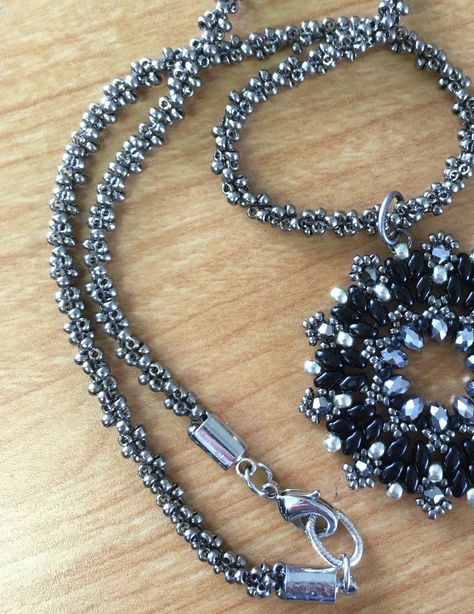 Size 11 Seed Bead Patterns, Beaded Rope Necklace Tutorial, Seed Bead Chain Necklace, Beaded Chain Necklace Diy, Diy Seed Bead Earrings Tutorials, Beaded Jewelry Patterns Necklaces, Chain Jewelry Ideas, Beaded Necklaces Ideas, Chain Tutorial