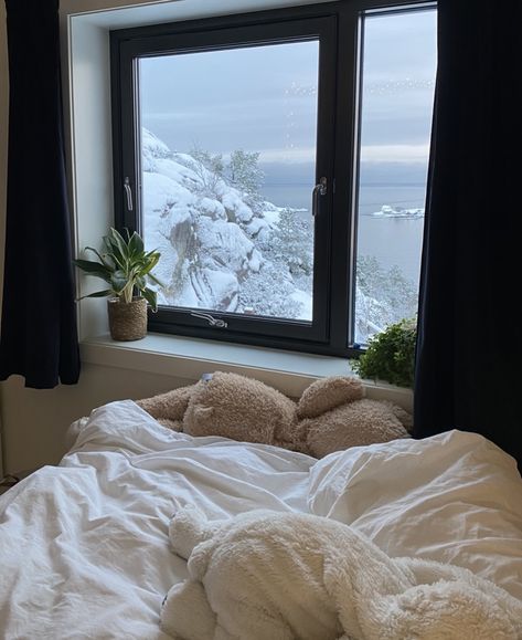 Bedroom With Snow View, Snowy Bedroom Aesthetic, Winter Bedroom Aesthetic, Winter Bedrooms, Snow Room, Cozy Winter Bedroom, Trendy Bedroom Decor, Winter Room, Bedroom View