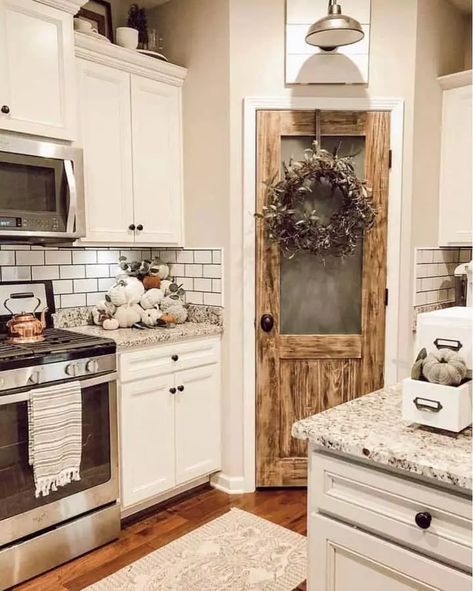 Kitchen Ikea, Home Office Inspiration, Fall Kitchen Decor, Casa Country, Interior Minimalista, Farmhouse Kitchen Design, Casa Container, Pantry Door, Old Door