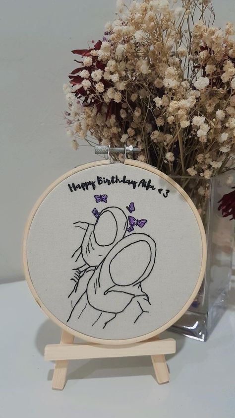 Friends Embroidery Patterns, Embroidery Hoop For Best Friend, Embroidery Designs Birthday Gift, Embroidery Designs For Birthday Gift, Happy Birthday Embroidery Designs, Embroidery Birthday Gift Ideas, Embroidery Hoop Art Birthday, Happy Birthday Embroidery Hoop, Embroidery Gifts For Friends