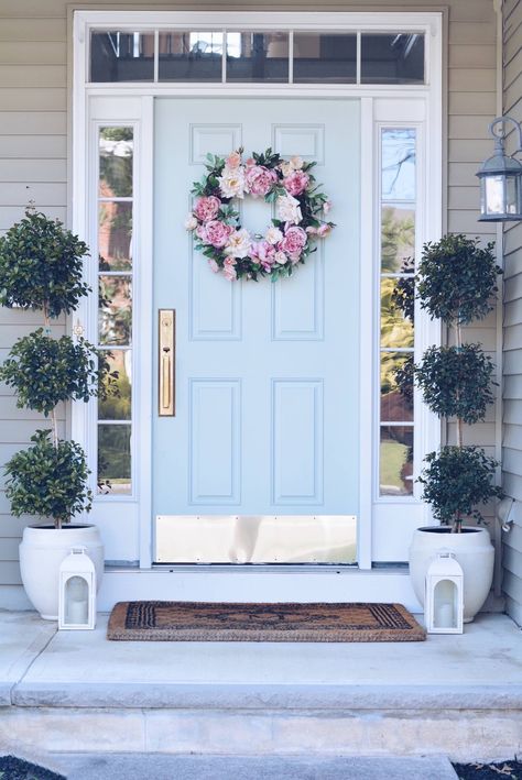 Porch Seating, Summer Front Porch Ideas, Front Porch Bench, Veranda Design, Vstupná Hala, Endless Summer Hydrangea, Blue Front Door, Door Colors, Summer Front Porches