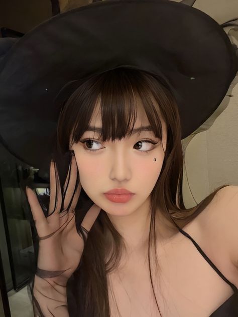 Ulzzang Halloween Costume, Halloween Black Hair Costume, Asian Girl Halloween Costume, Fotos Halloween Aesthetic, Ulzzang Halloween, Asian Halloween Ideas Costumes, Korean Halloween Costumes, Halloween Costumes Korean, Halloween Costumes Asian