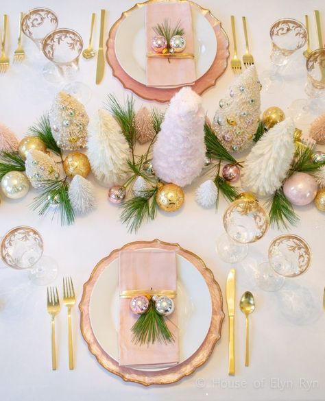 christmas Pink Thanksgiving Table, Pink Christmas Tablescapes, Modern Pink Christmas, Pink Christmas Table Setting, Pink Table Decor, Pink Christmas Table, Pink And Gold Christmas, Pink Table Decorations, Pink Thanksgiving