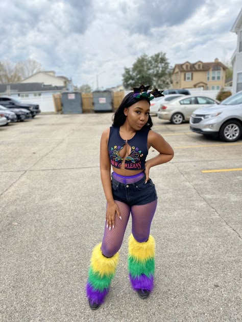 Mardi Gras Outfits For Women Casual, Mardi Grad Outfit, Baddie Mardi Gras Outfits, Mardi Gras Outfits Black Women, Parade Outfit Ideas, Mardi Gras Outfit Ideas, Mardi Gras Parade Outfit, Mardi Gras Attire, Mardi Gras Makeup