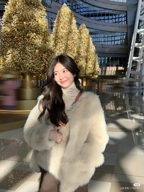 Fur Sweater Outfit, Hongkong Ootd, Sweater Outfits Korean, Chinese Outfits, Travel Ootd, Fotos Ideas, Faux Fur Sweater, Outfit Korean, Fur Sweater