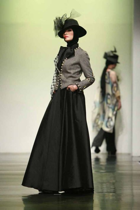 #HijabFashion Regal Photoshoot, Great Gatsby Outfit, Vintage Hijab, Outfits For Big Men, Gatsby Outfit, Jakarta Fashion Week, Attractive Dresses, Hijab Collection, Hijab Trends